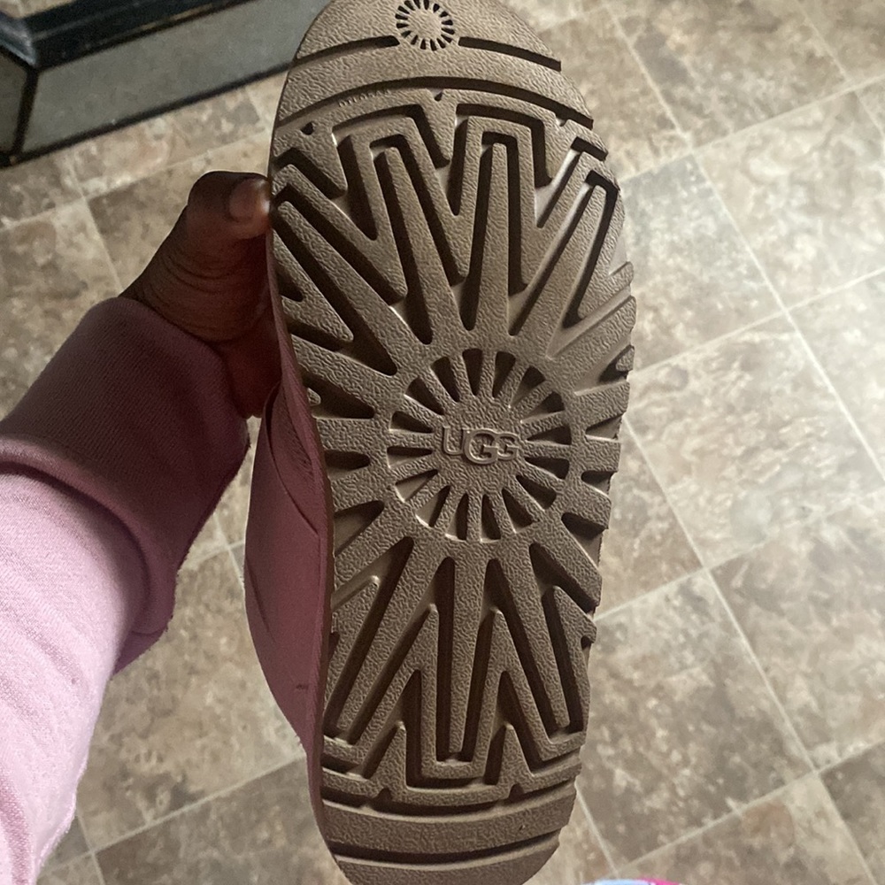 UGG - Picture 2 of 3